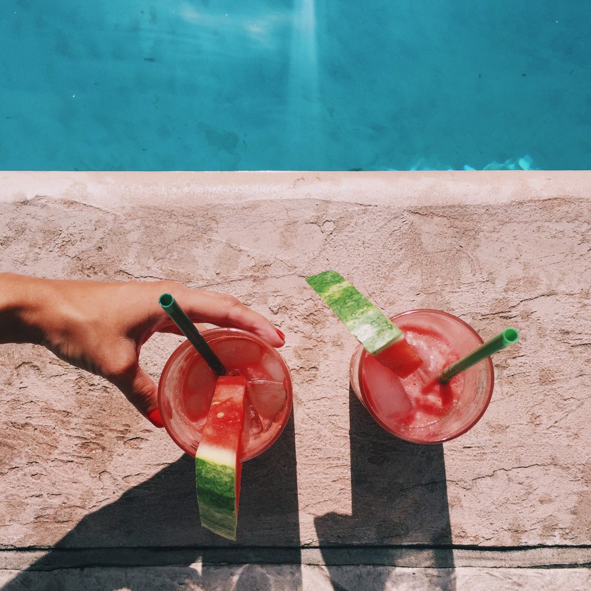 RussellHobbsFra's tweet photo. Aujourd’hui, vous pourrez nous trouver au bord de la piscine avec un jus de pastèque ;) https://t.co/4pA49ULcVZ