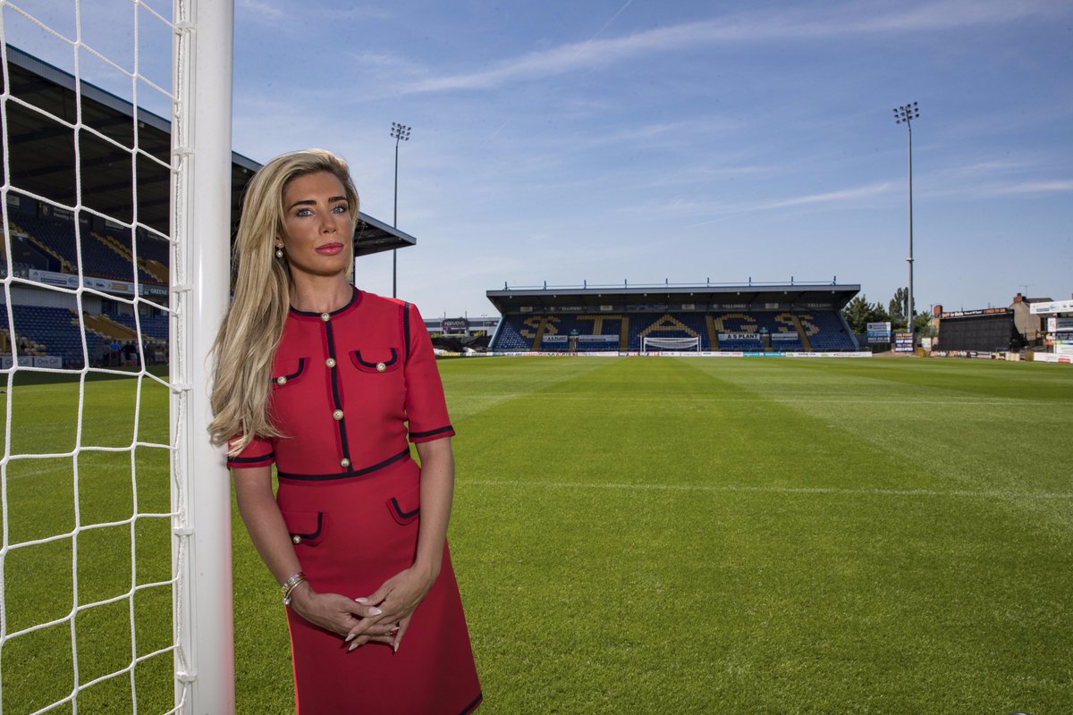 Be in with a chance of WINNING 2 season tickets by liking &amp; retweeting this tweet and hitting 'follow' on <a href="/CarolynRadford/">Carolyn Radford</a> 
COYS!!! Xxx