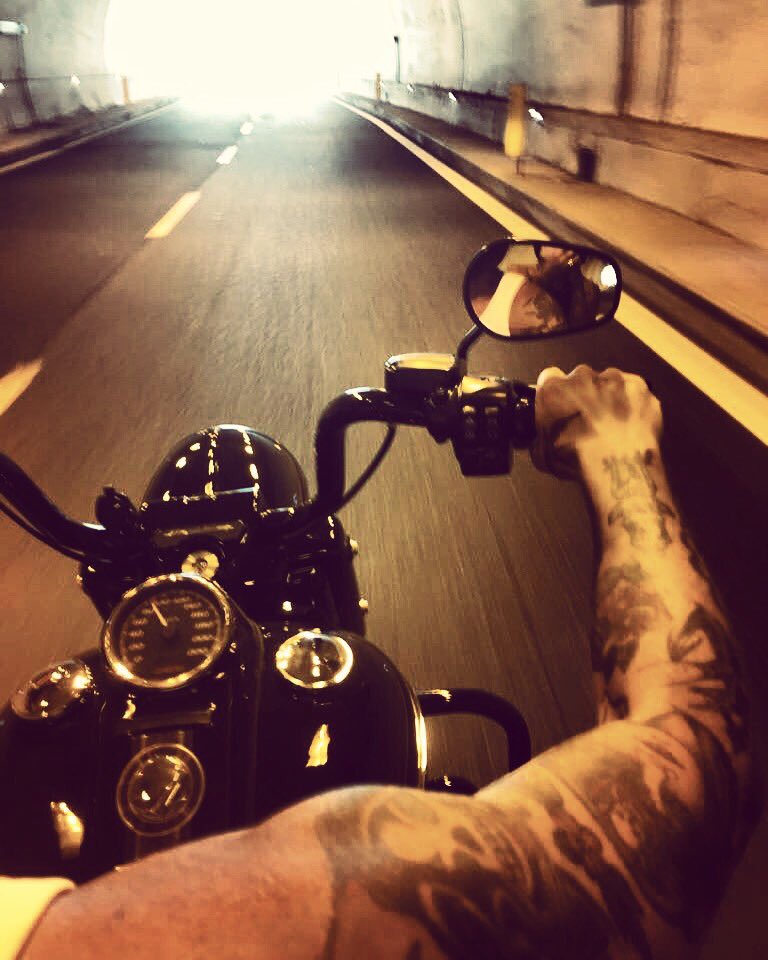 Niotrinity's tweet photo. IN FONDO AL TUNNEL C È SEMPRE LA LUCE ......... DAJE ER GAS ........ SEMPRE!!!!!!! https://t.co/7YAjQewLzg