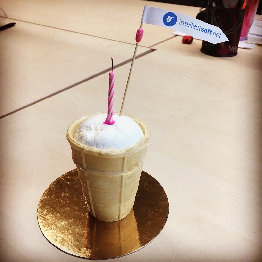 IntellectsoftT's tweet photo. #СДнёмРождения, Оля!😀 #Intellectsoft_Kyiv #Intellectsoft #HappyBirthday #flowers #icecream https://t.co/NM8m4ftdJk