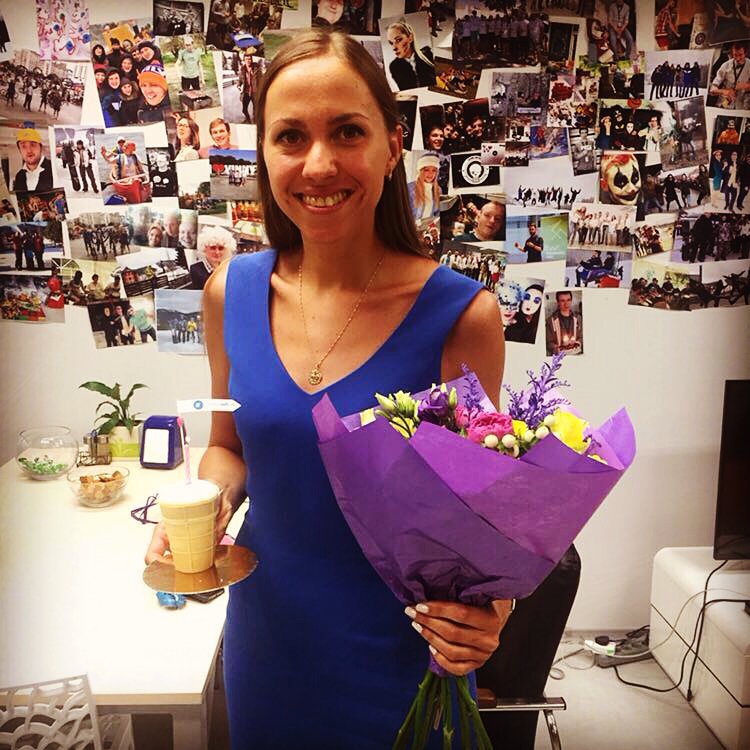 IntellectsoftT's tweet photo. #СДнёмРождения, Оля!😀 #Intellectsoft_Kyiv #Intellectsoft #HappyBirthday #flowers #icecream https://t.co/NM8m4ftdJk