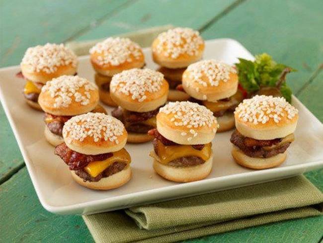 carlamfestas's tweet photo. Mini hamburguinhos deliciosos para sua festa! #instafood #food #buffet #buffetRJ #buffetgourmet #buffetriodejaneiro #buffetzonasulRJ #RJ https://t.co/5zhvAsKbb8