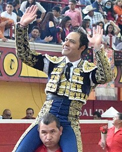 A <a href="/JLuisAngelino/">J. Luis Angelino</a> no lo para nadie!! ayer cortó 3 orejas ante los #PiedrasNegras en #Teziutlan tarde en la que <a href="/arttSaldivar/">Arturo Saldivar</a> tocó pelo