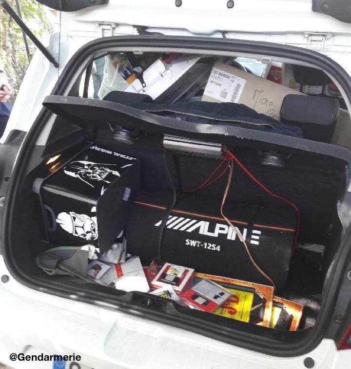 Gendarmerie's tweet photo. #Dordogne Un individu se fait "coffrer"🚘 en #FlagrantDélit de vols sur une #Braderie. 134 objets saisis pour près de 1800 € de marchandises! https://t.co/mMvNc007US