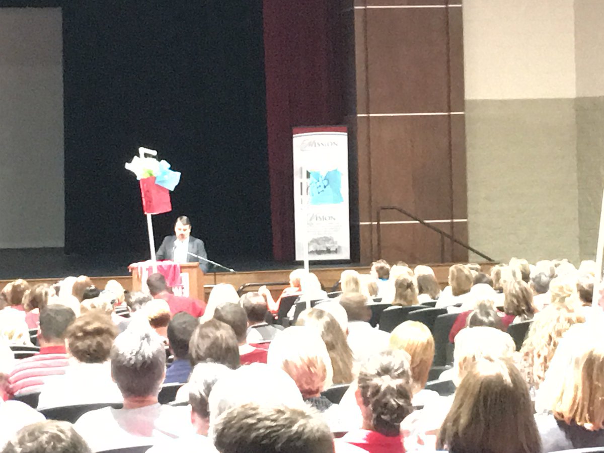 hartsellehigh's tweet photo. Welcome back HHS teachers! #itigers @HHSPrincipal1 https://t.co/Q9VOQ8wppQ