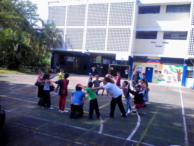 Niños y niñas jugando <a href="/TachiraCE/">Comunidades Educativ</a> <a href="/charlychaves/">Charly Rojas Chaves</a> @SaIaTachira <a href="/leomusico1/">leonardo Jauregui</a> <a href="/divceup/">Comunidades ZET</a>