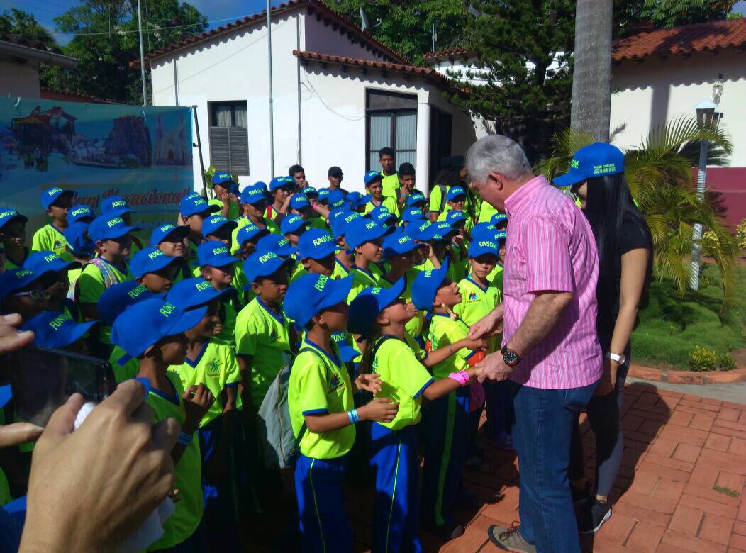 TNavarro08's tweet photo. Gob @CarlosMataCMF da inicio al plan vacacional Funsone 2017 #NuevaEsparta @funsoneoficial https://t.co/ZlWhRWgofN