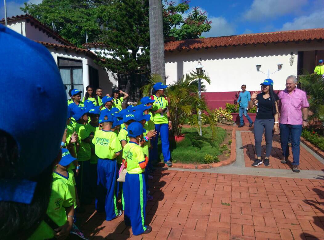 TNavarro08's tweet photo. Gob @CarlosMataCMF da inicio al plan vacacional Funsone 2017 #NuevaEsparta @funsoneoficial https://t.co/ZlWhRWgofN