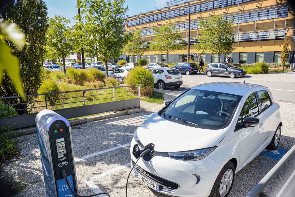 rovaltain's tweet photo. Besoin de recharger sa 🚗 à #Rovaltain ? une borne électrique est disponible Quartier de la Gare :
➡️ https://t.co/YlqUqGMtW5
#VE #mobilité https://t.co/uuOZ7qpOzF