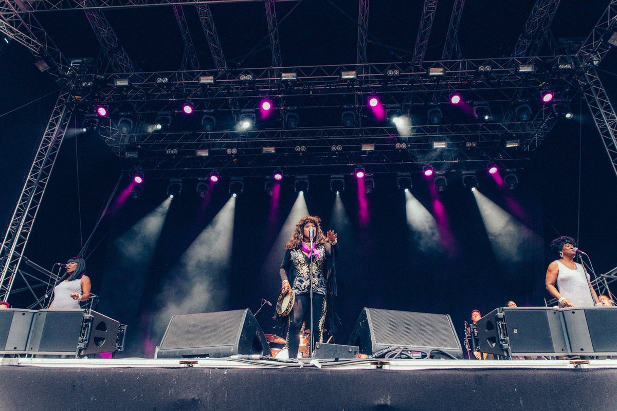 MooreDarran's tweet photo. The wonderful soul legend @MARTHAREEVESvan bringing #Motown love in the rain to #NewcastleUponTyne #LiveFromTimesSquare @gigsnortheast https://t.co/mkrDozkwy0