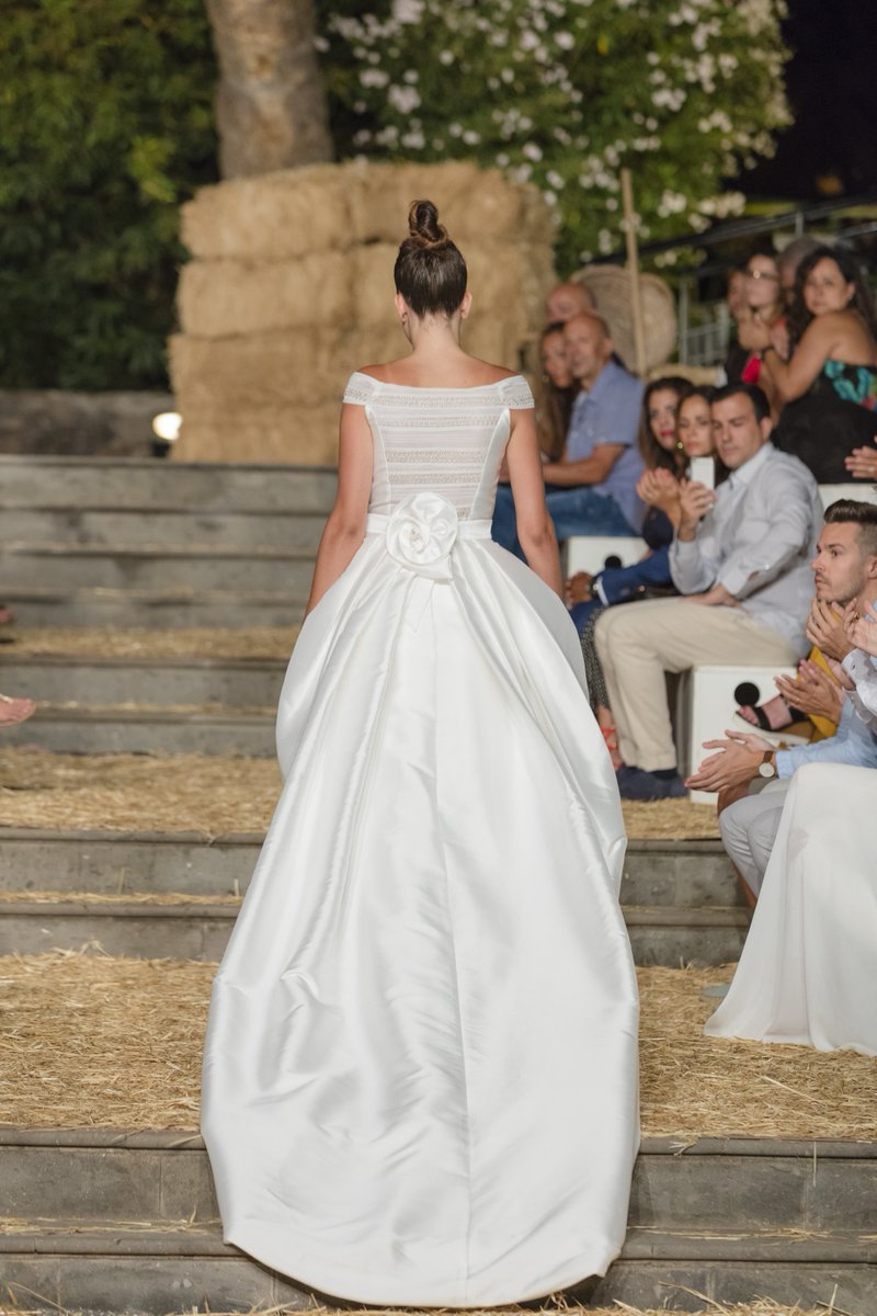 tenerifemoda's tweet photo. la @javilar2010 #Tenerifemoda maestría en la #Pasarela de #ModaCalada de #VilladeIngenio 2017 https://t.co/iFfS2tMgPN foto @martinteide https://t.co/URveRdeUhY