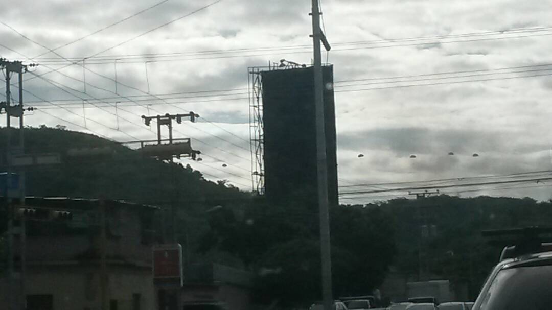 JULIOCESARRIVAS's tweet photo. Esta mañana se han visualizado helicópteros y paracaidistas en las adyacencias del Fuerte Paramacay 7/8/2017 https://t.co/1WYMz9cI3p