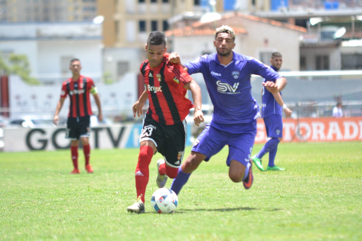 DeportivoLara's tweet photo. #Galería📸 l Algunas de las mejores imágenes del partido ante @Metropolitanos_
#DaleDEPOR 🔴⚫️ #METLAR https://t.co/NWnn87esxj