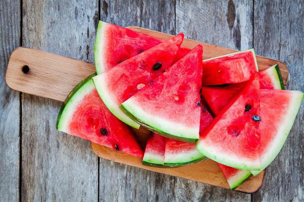 Abdulrahman9988's tweet photo. يحتوي البطيخ على :🍉

١- ٩٢٪ منه ماء لترطيب الجسم
٢- السيترولين: يساعد على تدفق الدم
٣- فيتامين أ: للبشرة والعينين
يتبع .. @DietArab https://t.co/O4K4OaYCgq