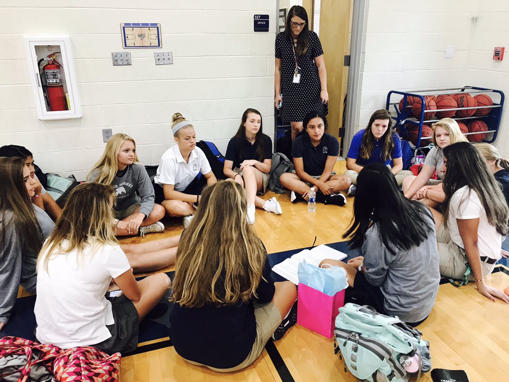 coachbrooker12's tweet photo. GAME DAY! Team devotional to start the morning off right. #Psalm374 #TitanUp #TrustDelightCommit https://t.co/xbgofQSYOO