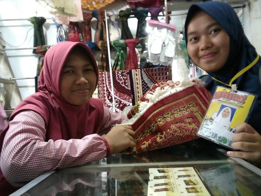 EllisaShinta's tweet photo. Siti Nur Khasanah
Tadris Bahasa Inggris
#ayobelanjadipasartradisional 
#demaiainsalatiga 
#opak
#2k17 https://t.co/A3fCE3uLwG