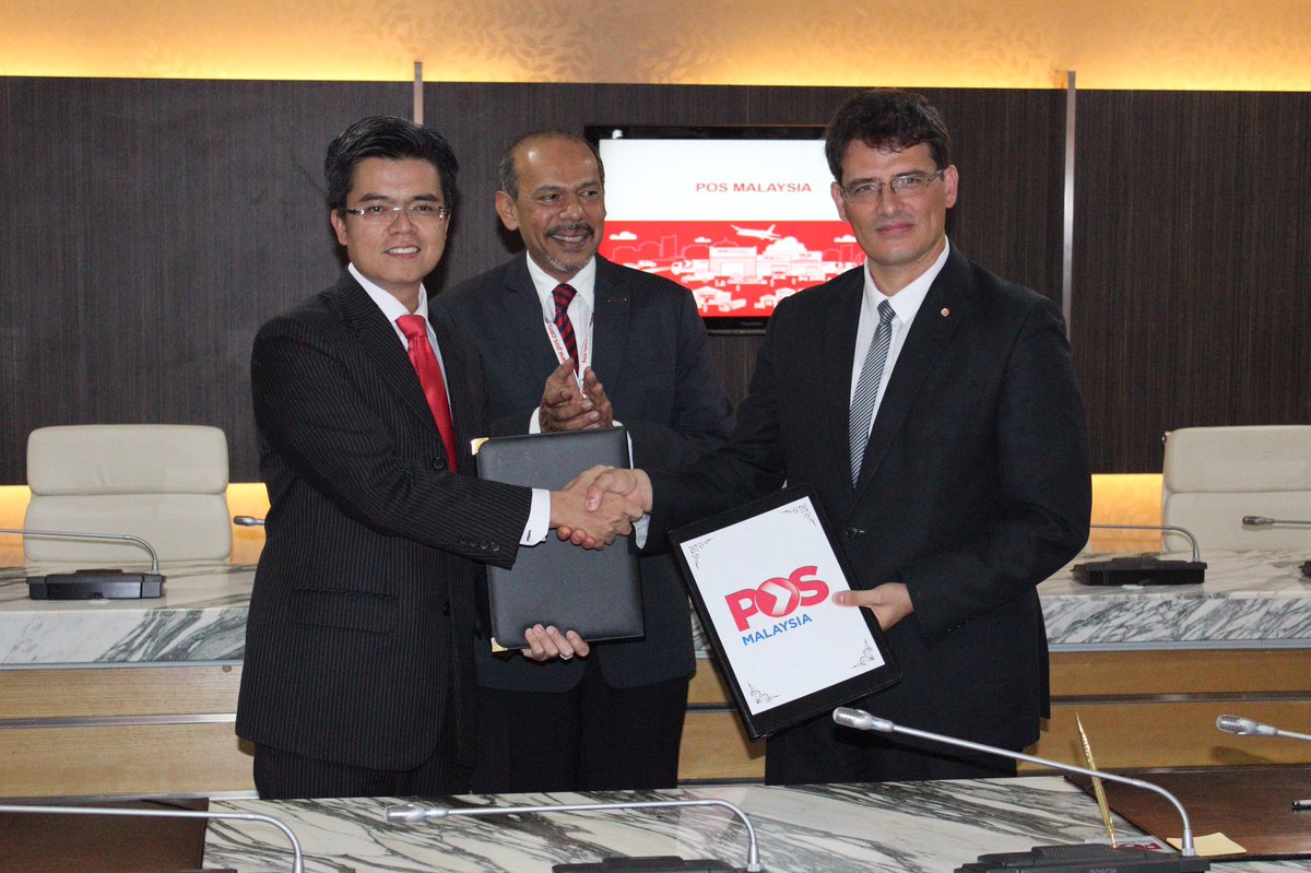 Poste_Tn's tweet photo. @pos4you and #TnPost sign a bilateral agreement on e-commerce collaboration #Tunisia #Malaysia cc @UPU_UN https://t.co/5h1yI2ibkD