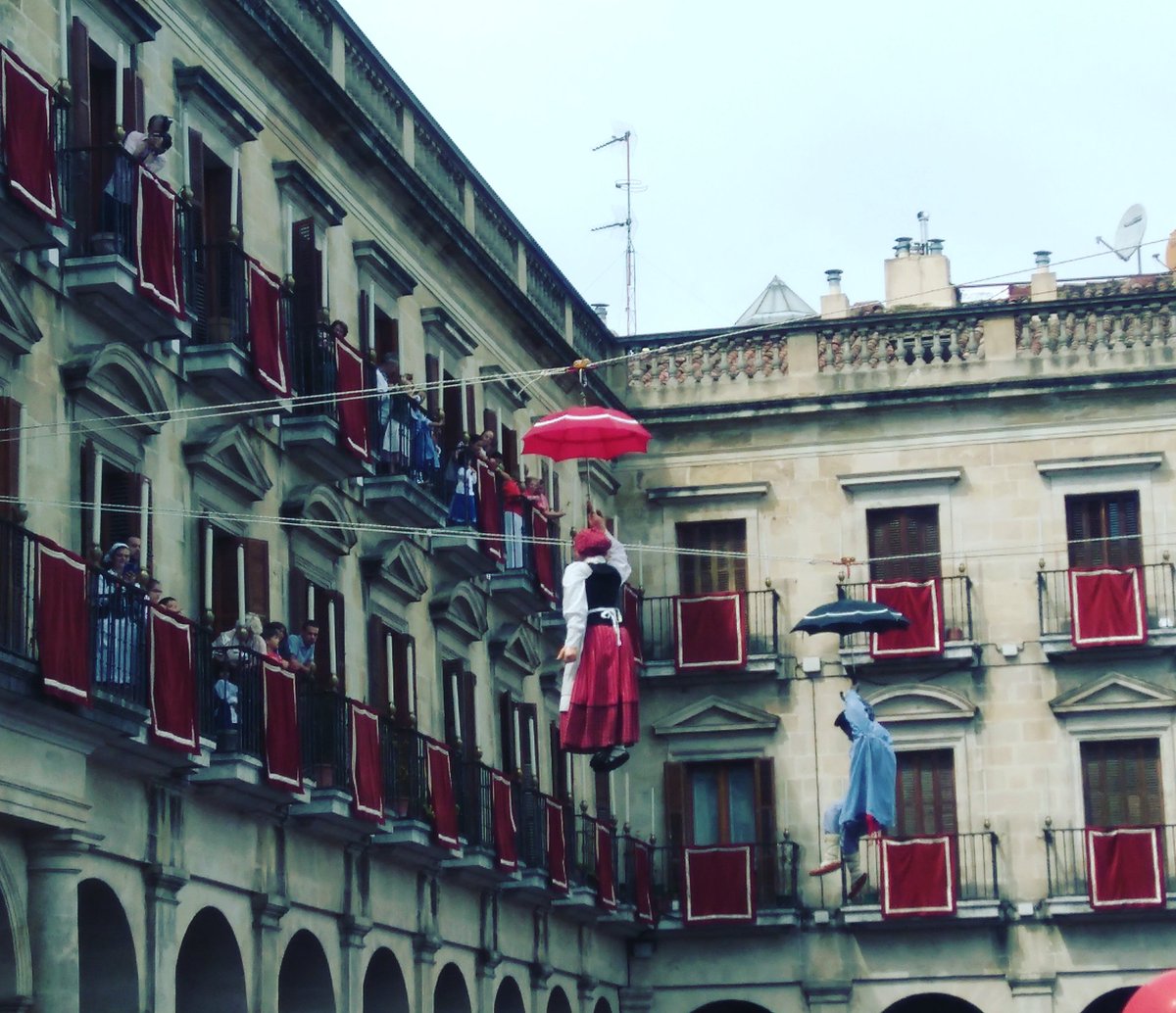 Desde <a href="/bertakoeus/">bertako ascensores</a> os deseamos a todas las familias gasteiztarras unas felices fiestas en el día de los txikis!!! Jai zorriontsuak denori!!