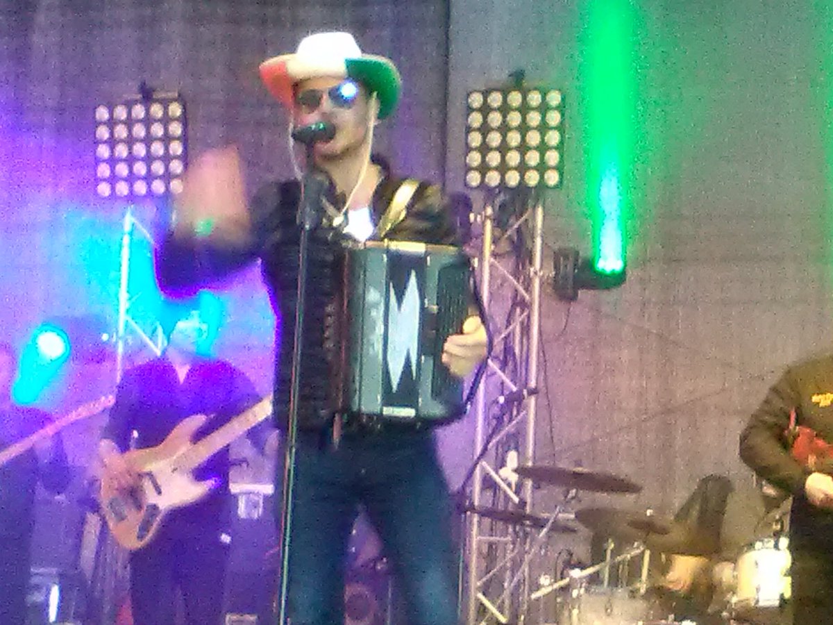 Gizmoo1's tweet photo. Nice hat @iamNATHANCARTER #suitsya ๐ https://t.co/R9K6WuEuaU