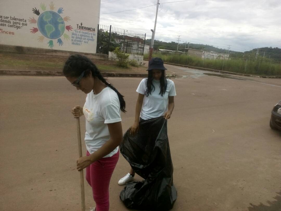JesusBello04's tweet photo. #CercaDeTi2017 en urb. Maisanta #Amazonas #JóvenesAdventistas realizan limpieza
@AdventistasDIA @UVOriental @cemaenlinea @prietomoises https://t.co/iezkQQuIrq