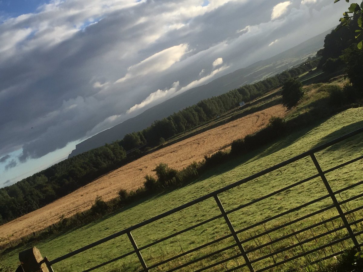 abtsag's tweet photo. #GameOfThronesInOneSentence Filmed by that mountain where I Live https://t.co/aAFhu91kdH