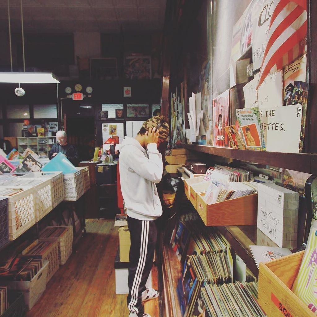 stevendroyster's tweet photo. RP @opencrates — #DigDeeper 📷 at @irisrecords by @jenfreakindiaz https://t.co/aJL8rYVSZB https://t.co/7iL2fd3KSR