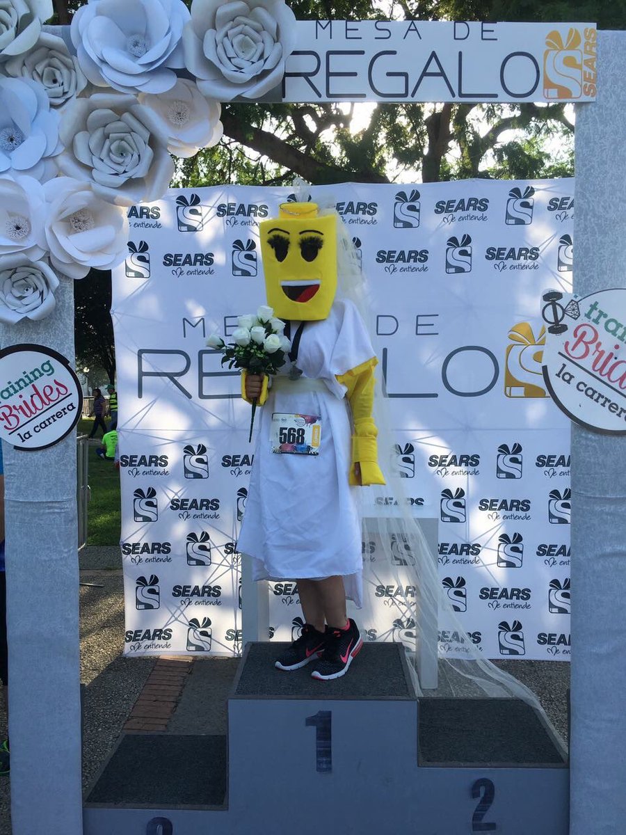 TrainingBride5k's tweet photo. Felicidades a la ganadora del mejor outfit! Super original! 👏🏻🏅 #TBLC https://t.co/8JO19qDTch