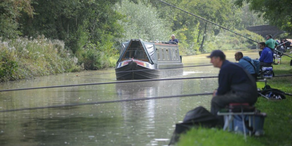 CanalRiverTrust's tweet photo. Calling all #anglers! Read our top #SharetheSpace tips for when your #fishing by the canal @CRTFisheries https://t.co/RuAm1vWze4 https://t.co/kGzUGg5W2P