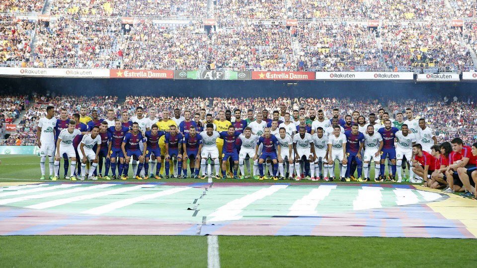lnstantFoot's tweet photo. #Gamper2017 | #BarcaChape
Le Barca remporte le trophée Gamper en battant Chapecoense 5-0 ! https://t.co/DRT2U2HOLv