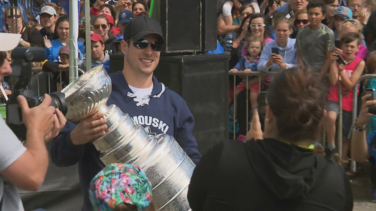 Caroline_Cyr's tweet photo. «Je pense toujours à Rimouski. Je pense toujours au temps que j'ai passé ici. Ce sont des années spéciales», a déclaré Sidney Crosby #icibsl https://t.co/V4bKNyn3nm