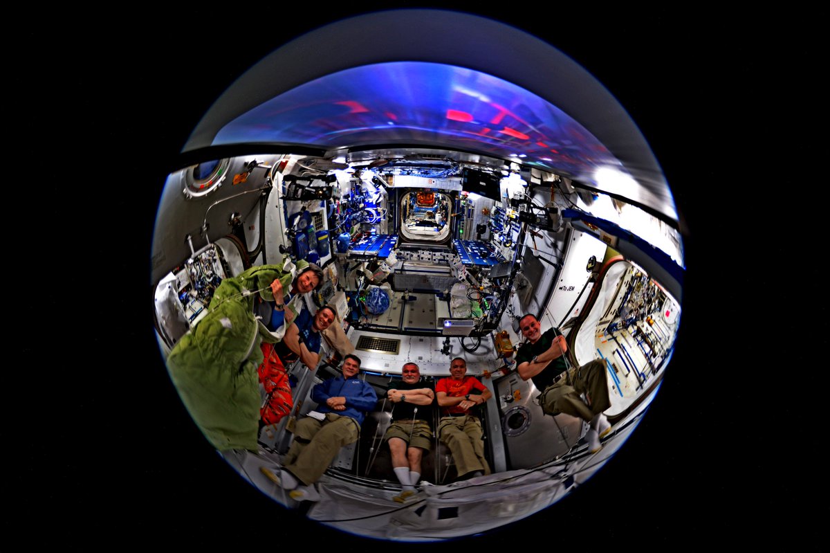 SergeyISS's tweet photo. Вечерний кинопросмотр на #МКС // Movie night aboard the #ISS. Photo by @Astro2fish https://t.co/LEQasty2Lo