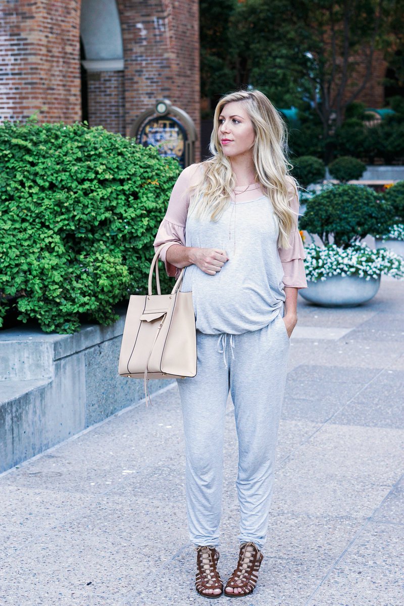 Theeeeee comfiest maternity jumpsuit from <a href="/ShopPinkBlush/">ShopPinkBlush</a> is on the blog today: raspberryglow.com/2017/08/03/mat…