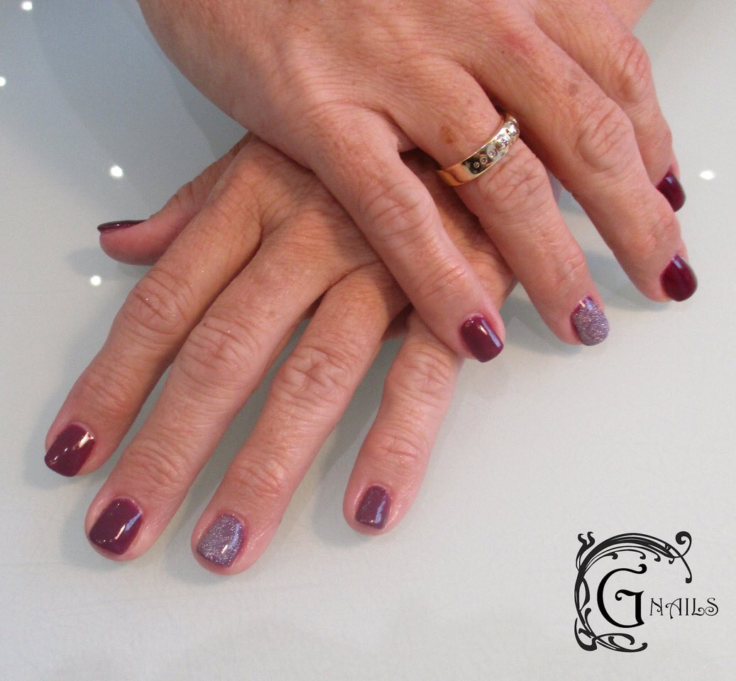 GNicheArt's tweet photo. Love #ManiQ's #Violet101 and the accent nails with #SlickPour'a #FlashAndBurn on top. #GNails #PrettySparkles #VacationNails https://t.co/iZCsX3Mapz