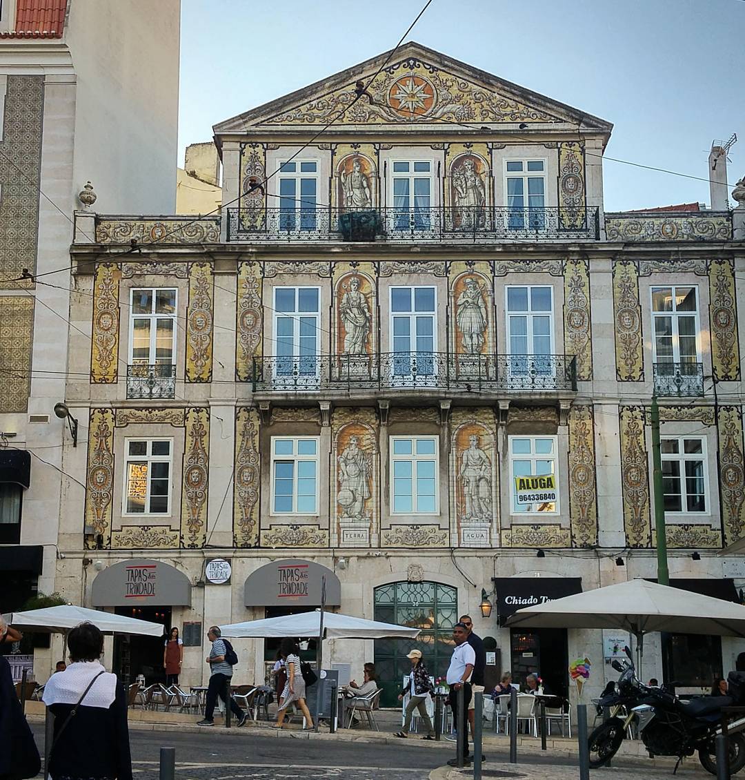 visit_lisboa's tweet photo. More than just a building… it’s a full facade of an amazing building at Largo Rafael Bordalo Pinheiro. 

#VisitLisboa
Phoho by lcrame https://t.co/7TNeKskgeX