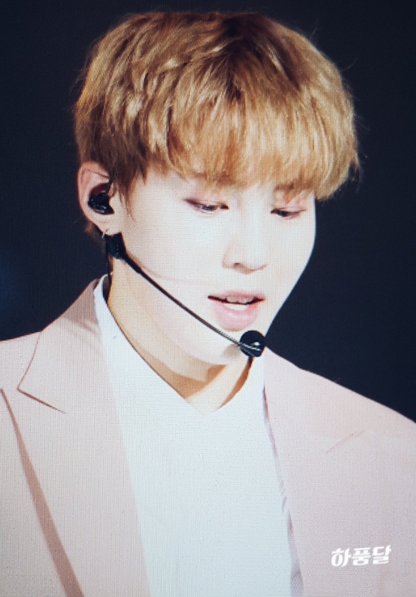 hadal0322's tweet photo. 170807 워너원 프리미어 쇼콘 #하성운 #SUNGWOON #WannaOneDebut #WANNAONE️ 넘 예쁜 쌍꺼풀 ( ⊙‿⊙)♡ https://t.co/p4b3qGkS45