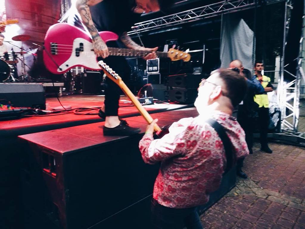 vegy's tweet photo. KVIFF s @theprostitutes #epicshow #theprostitutes #pink #rocknroll #fender #telecaster #pasley #precisionbass #jaz… https://t.co/FDmU59V9Ar https://t.co/hmj1YLu59E