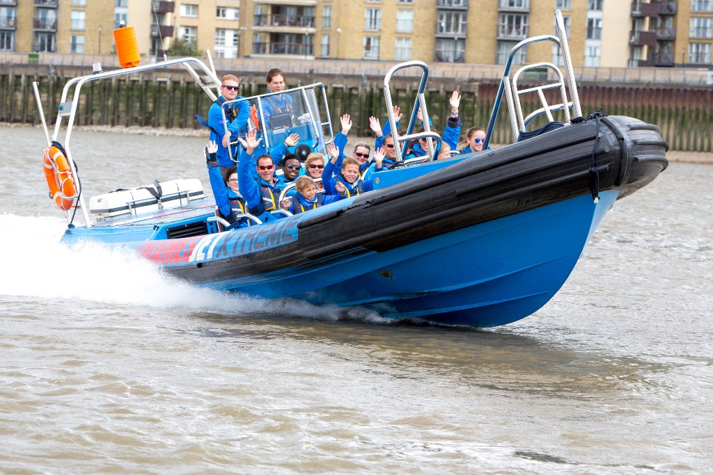 VisitThamesCoUk's tweet photo. Have fun messing about on the #Thames: high speed, adrenaline experience or kayaking, canoeing, rowing, punting  https://t.co/uuqn47cbdq https://t.co/eHwEHaqZTI