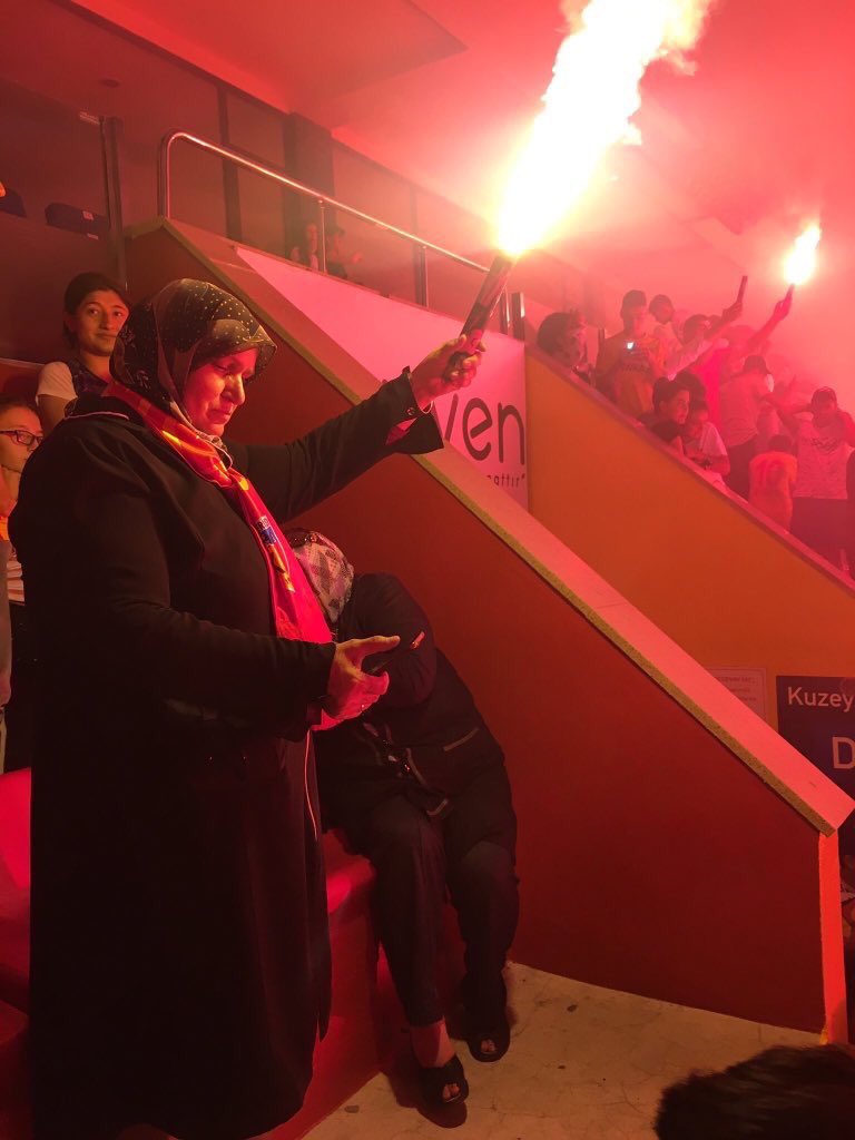 ErikNiva's tweet photo. Känns väl som att bengalfrågan inte har riktigt samma laddning på Kayserispors matcher som på svenska arenor. https://t.co/RJlxWtKBQm