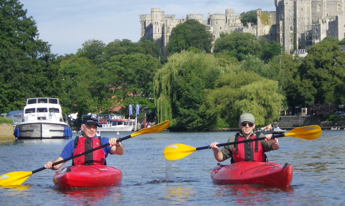 VisitThamesCoUk's tweet photo. Have fun messing about on the #Thames: high speed, adrenaline experience or kayaking, canoeing, rowing, punting  https://t.co/uuqn47cbdq https://t.co/eHwEHaqZTI