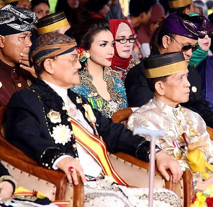 RoroFC_bandung's tweet photo. Nyai @Roro_Fitria :

Seluruh #Raja #Ratu #YangMulia #Sultan #Datok #Bangsawanan se- #Nusantara 👑👑👑 https://t.co/NINJ9J0LjO