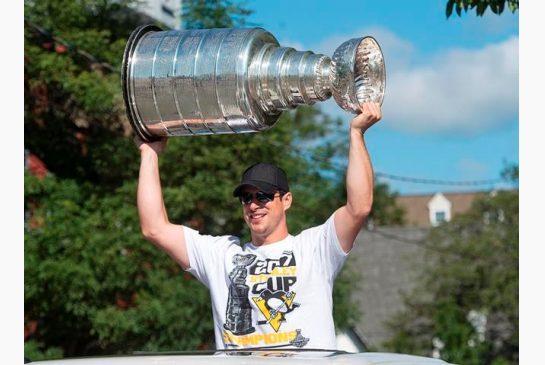 In pictures: Fans sing \Happy Birthday\ to Sidney Crosby as he parades cup through Halifax  