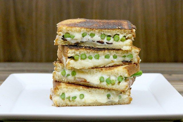 miasparagus's tweet image. Asparagus and bacon in a melty grilled cheese? We'll take four. 😍 

Via @SweetBeginBlog: bit.ly/2u8awcp