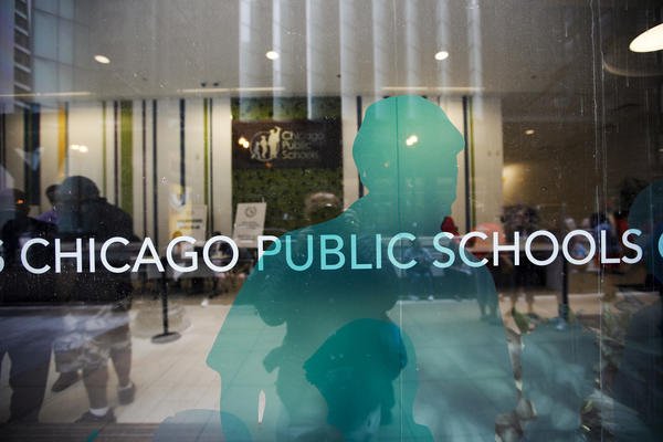 chicagotribune's tweet image. CPS to lay off about 950 staffers, says it will delay budget proposal until state funding clears up trib.in/2uhYzRu