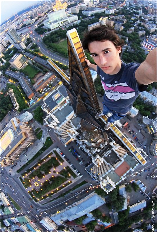VelocityVID's tweet photo. Epic Rooftop Selfie Taken By Guy In Las Vegas, USA https://t.co/ALV7xudSQl