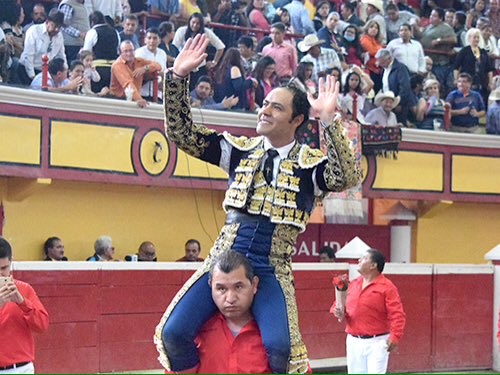 Ayer en Teziutlan, Puebla, <a href="/JLuisAngelino/">J. Luis Angelino</a> se alzó como el triunfador de la tarde cortando 3 Orejas y salió a hombros.