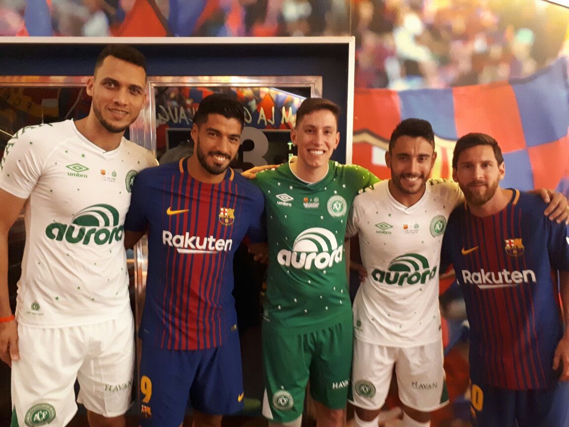 ArenaCondaBR's tweet photo. Na foto vejo 3 mitos, e com eles Messi, e Suárez! Que foto minha gente ✅ https://t.co/CaM8ubMFNI