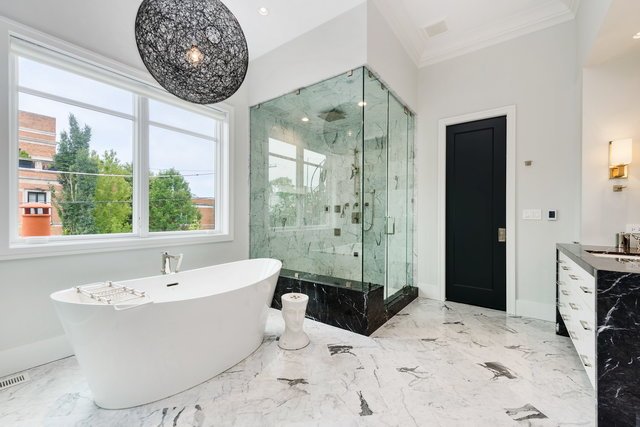 ESWChicago's tweet image. #houseoftheday is 1922 N Howe, w/6 bed 7.5 bath, wide lot, outdoor spaces galore, custom interior design, &amp;amp; 3car attached garage! #askemily