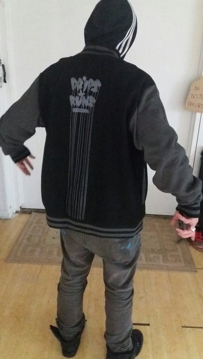 DRIPSANDRUNS.COM 

All products now available in XXL
💪

Pic: #Fanakapan sporting his logo varsity jacket