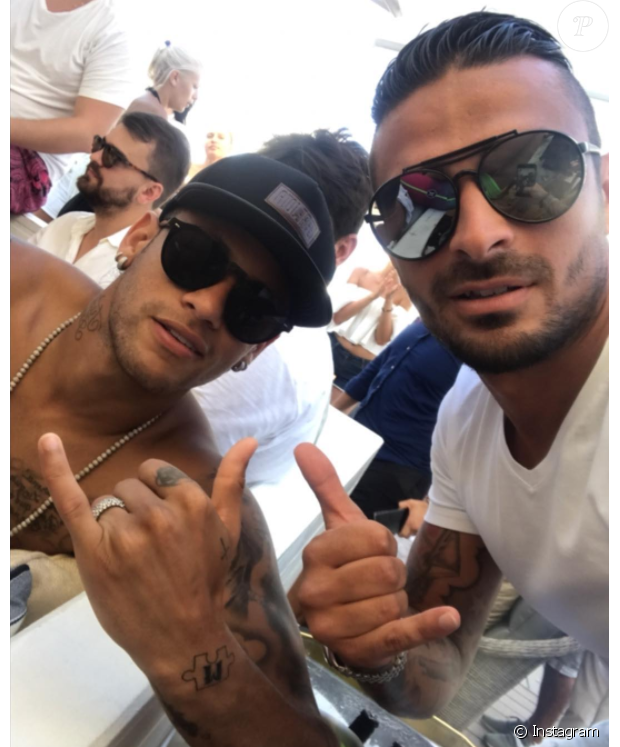 Neymar à Saint-Tropez : La star en compagnie des Marseillais de W9 ! purepeople.com/article/neymar…