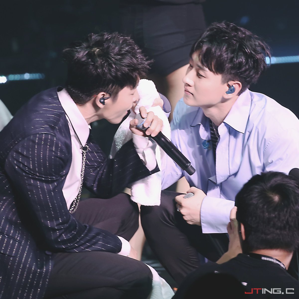 heechulting's tweet photo. 170805 SMT IN HK #SMTOWNinHK 
#DnE part⑤ @donghae861015 @AllRiseSilver 
LOOK AT EUNHYUK!!! HOW SWEET!!!
【DO NOT REMOVE THE LOGO】
PHOTO BY JT https://t.co/pFbFzMDMUe